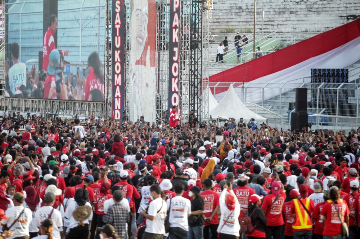 Presden Jokowi menyapa ribuan relawan Sapu Lidi Jatim di Gelora 10 November Surabaya.
