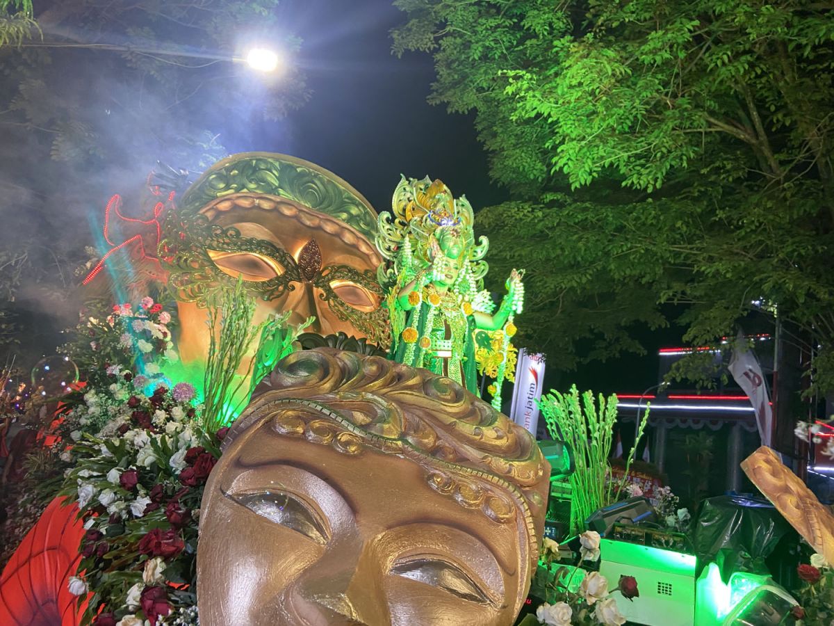 Penampilan peserta Kediri Nite Carnival dari Gudang Garam