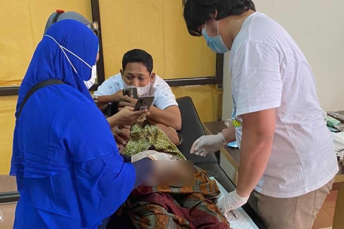 Saat orang tua peserta khitan massal ceria di UWKS, menghibur anaknya.