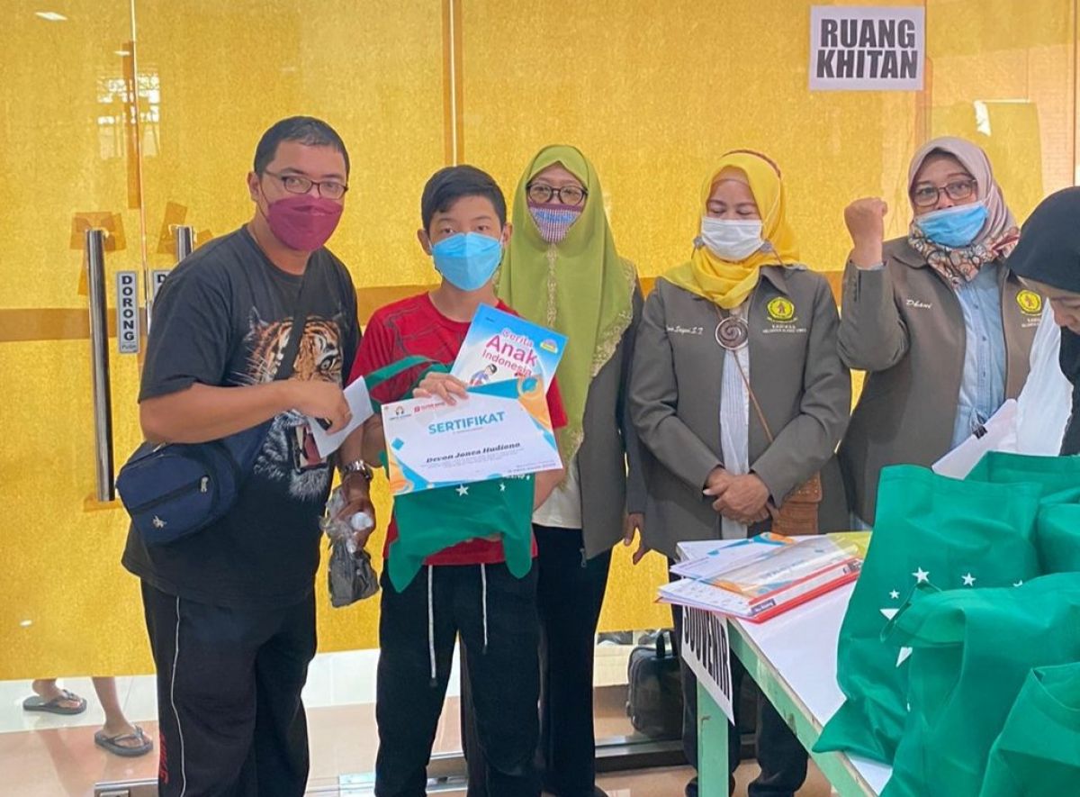 Ekspresi lega peserta khitan massal dalam rangka Dies Natalis ke-41 UWKS.