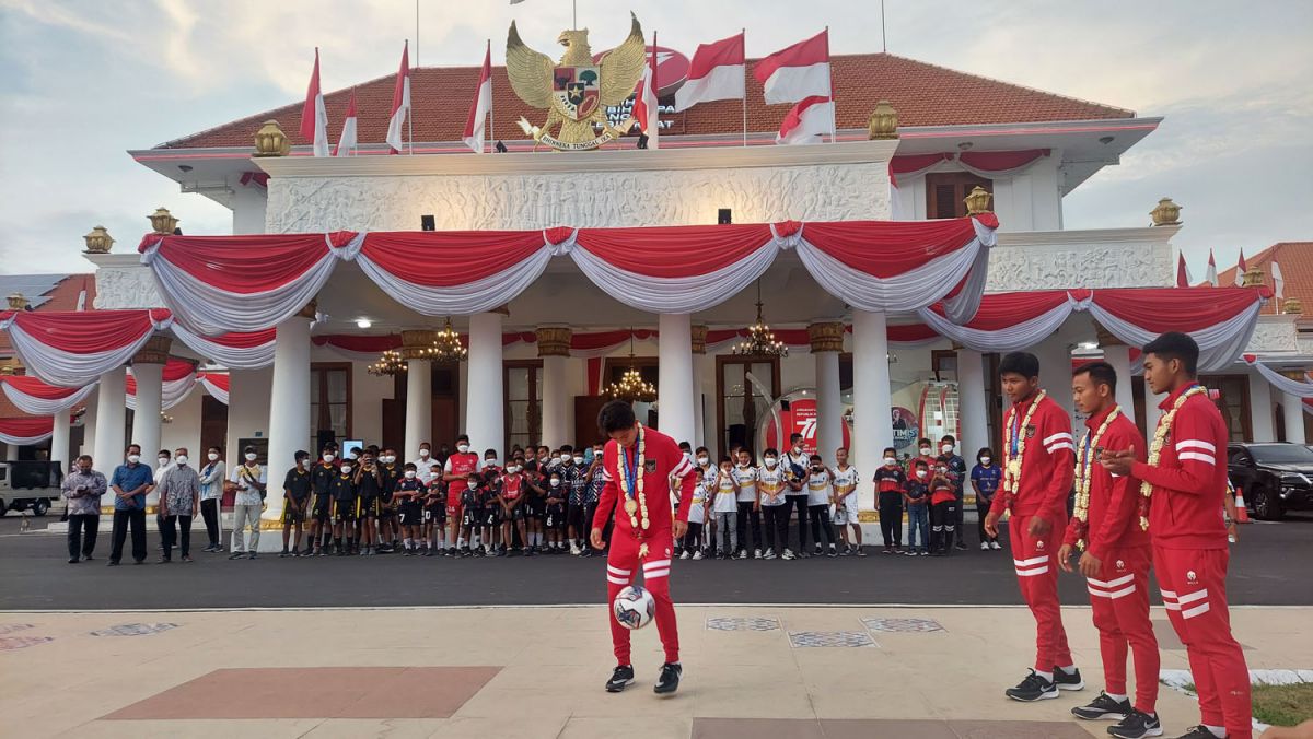 Aksi dribling bola 4 pemain Timnas Indonesia U-16 di halaman Gedung Negara Grahadi