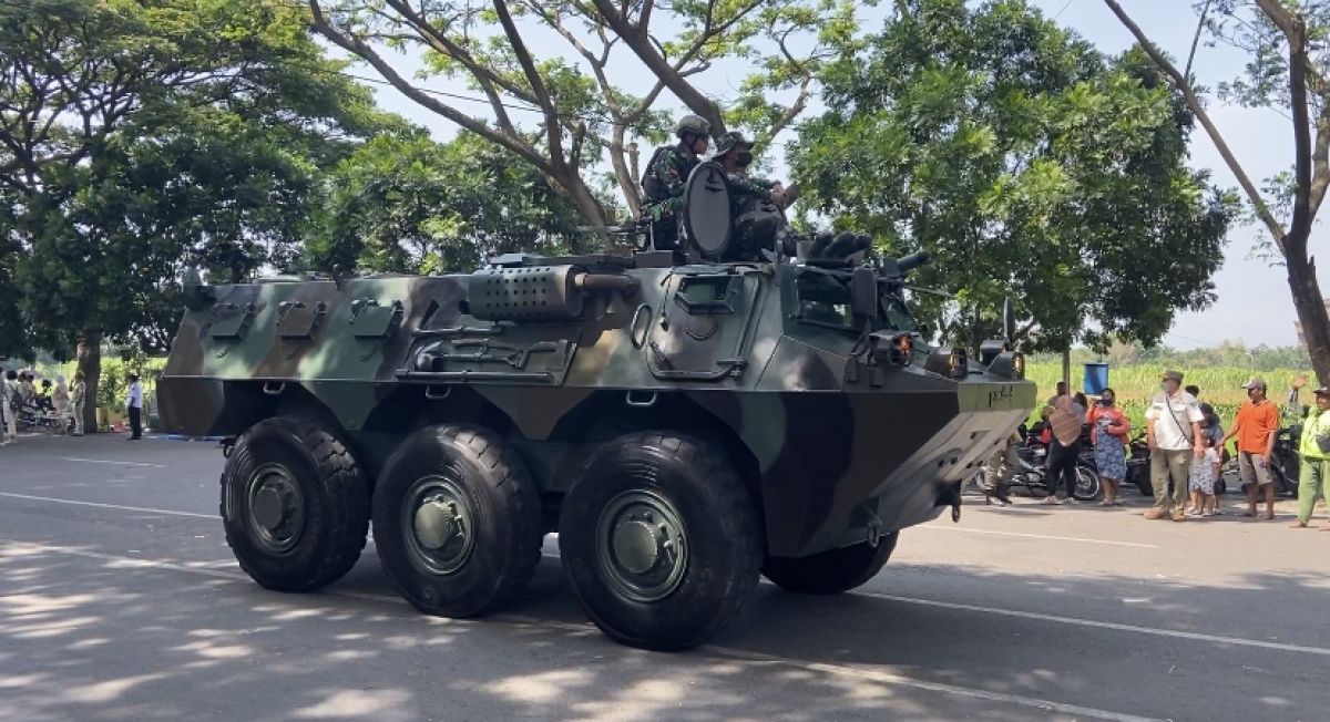 Rombongan kendaraan militer lapis baja Anoa saat kirab Hari Veteran Nasional di Kabupaten Kediri.