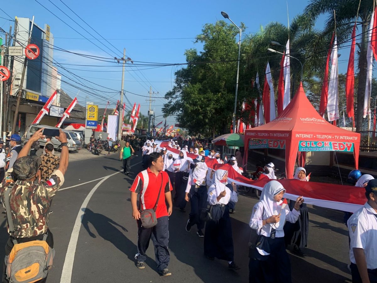 Kirab Bendera Merah Putih di Jember.(Foto: Dwi Kuntarto Aji)