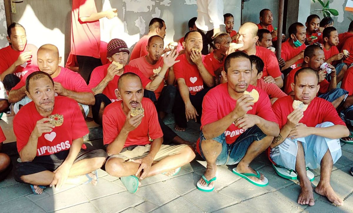 Keseruan lomba dalam rangka peringatan HUT ke-77 Kemerdekaan RI di Liponsos Keputih, Surabaya