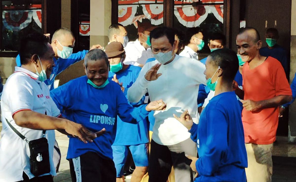 Keseruan lomba dalam rangka peringatan HUT ke-77 Kemerdekaan RI di Liponsos Keputih, Surabaya