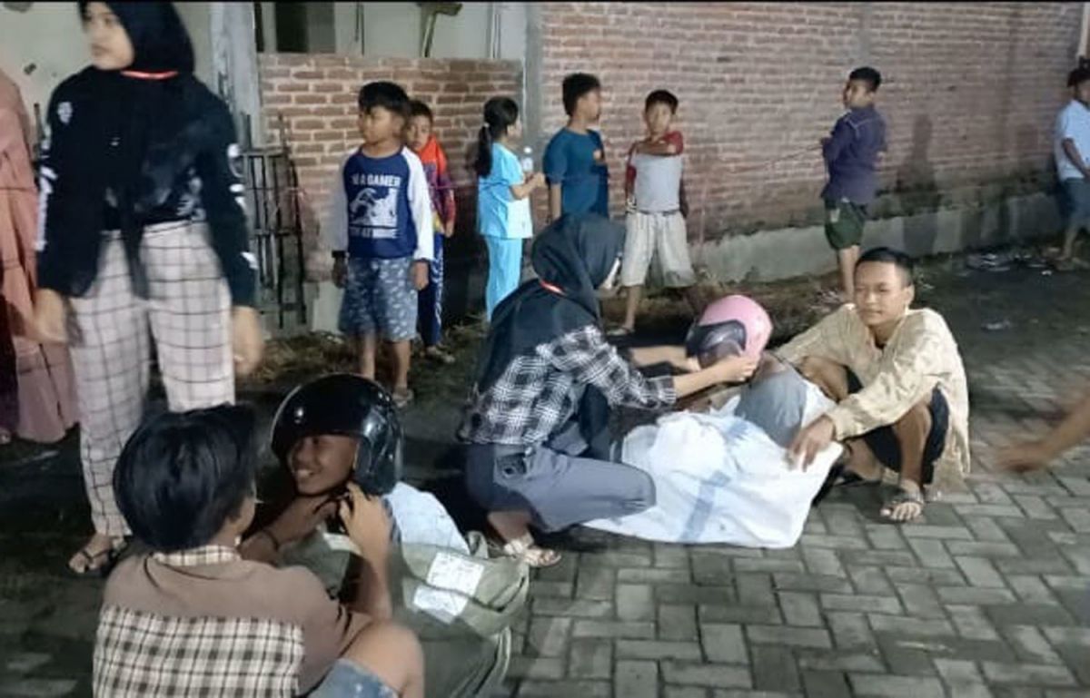 Warga Dusun Mojodadi, Desa Plemahan, Kecamatan Sumobito, Kabupaten Jombang saat mengikuti lomba balap karung dengan menggunakan helm