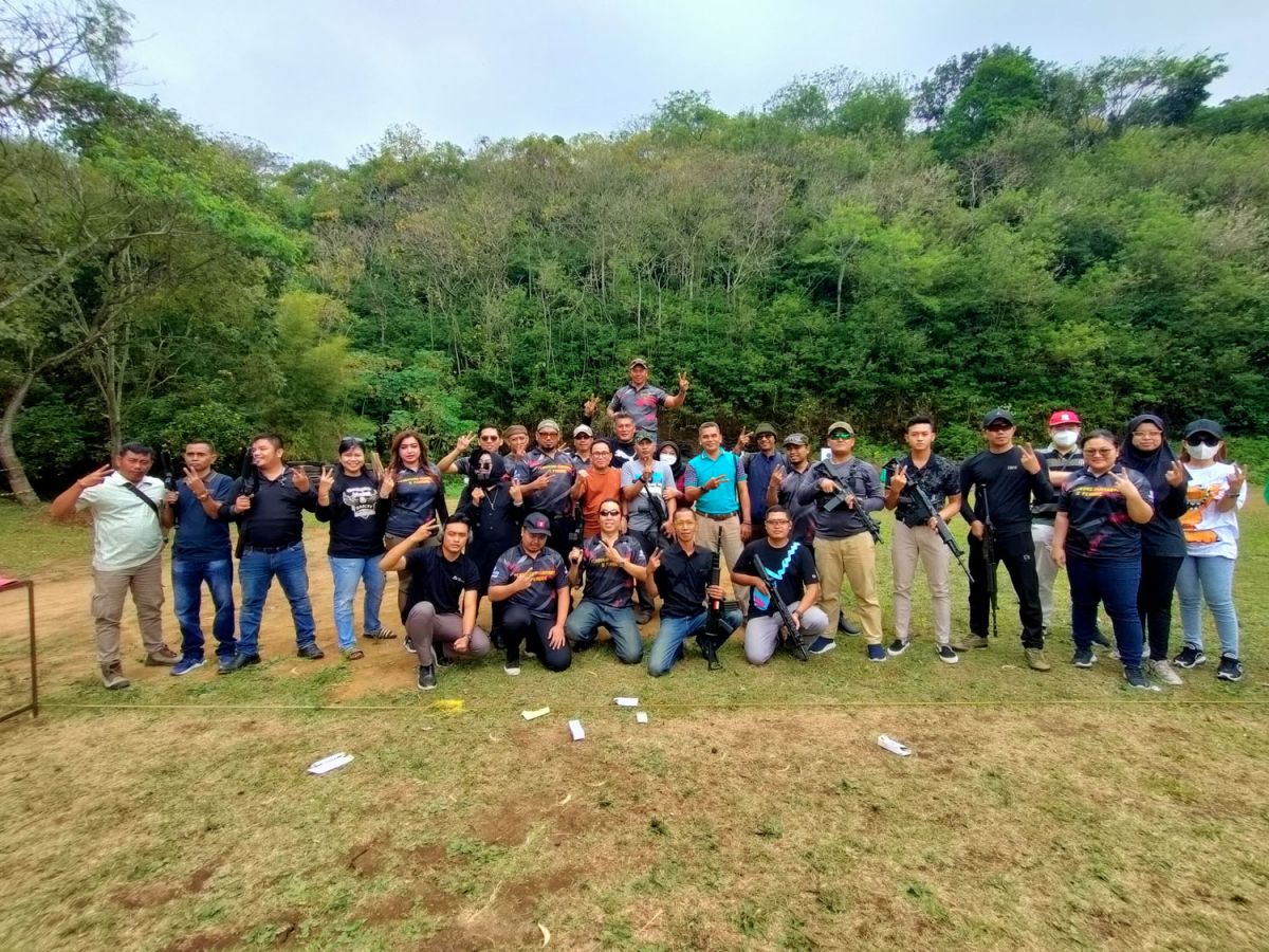 Peserta lomba menembak Piala Ketua DPC Peradi Surabaya