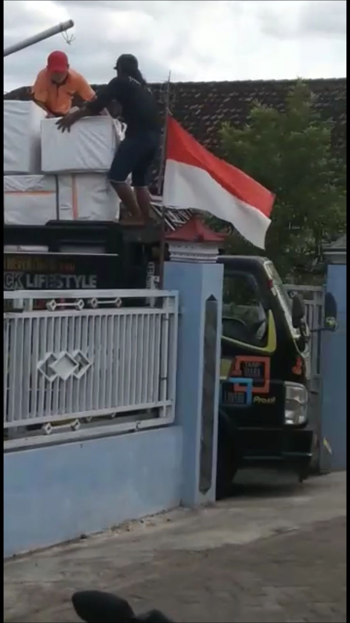 Saat tim Satresnarkoba Polres Tanjung Perak menyita 113 kardus berisi pil koplo dan 29 kilogram sabu. (Tangkapan layar)