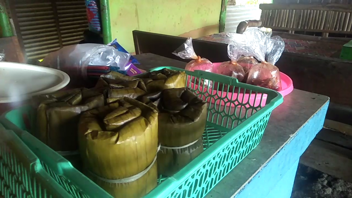 Nasi liwet yang dimasak dengan digulung daun pisang, buatan Heni.