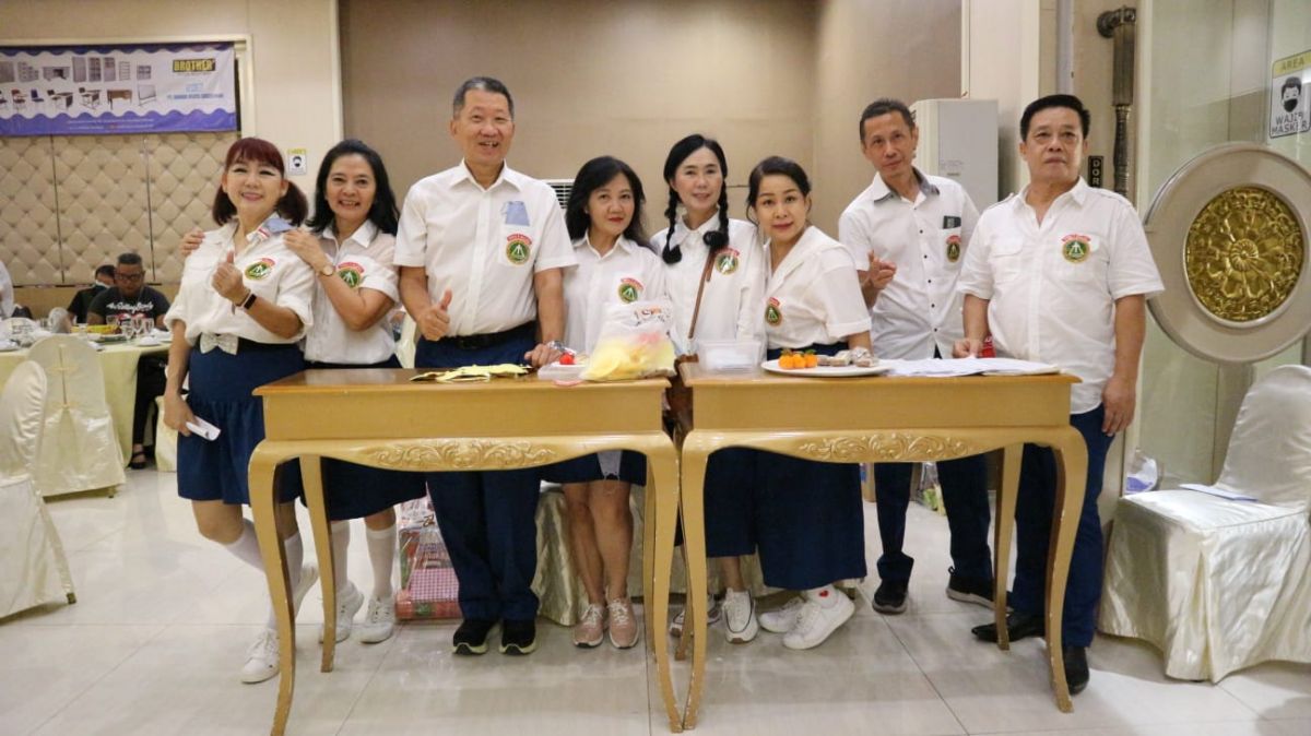 Panitia reuni angkatan 1982, mengenakan seragam SMA untuk bernostalgia sekaligus memberi kejutan.