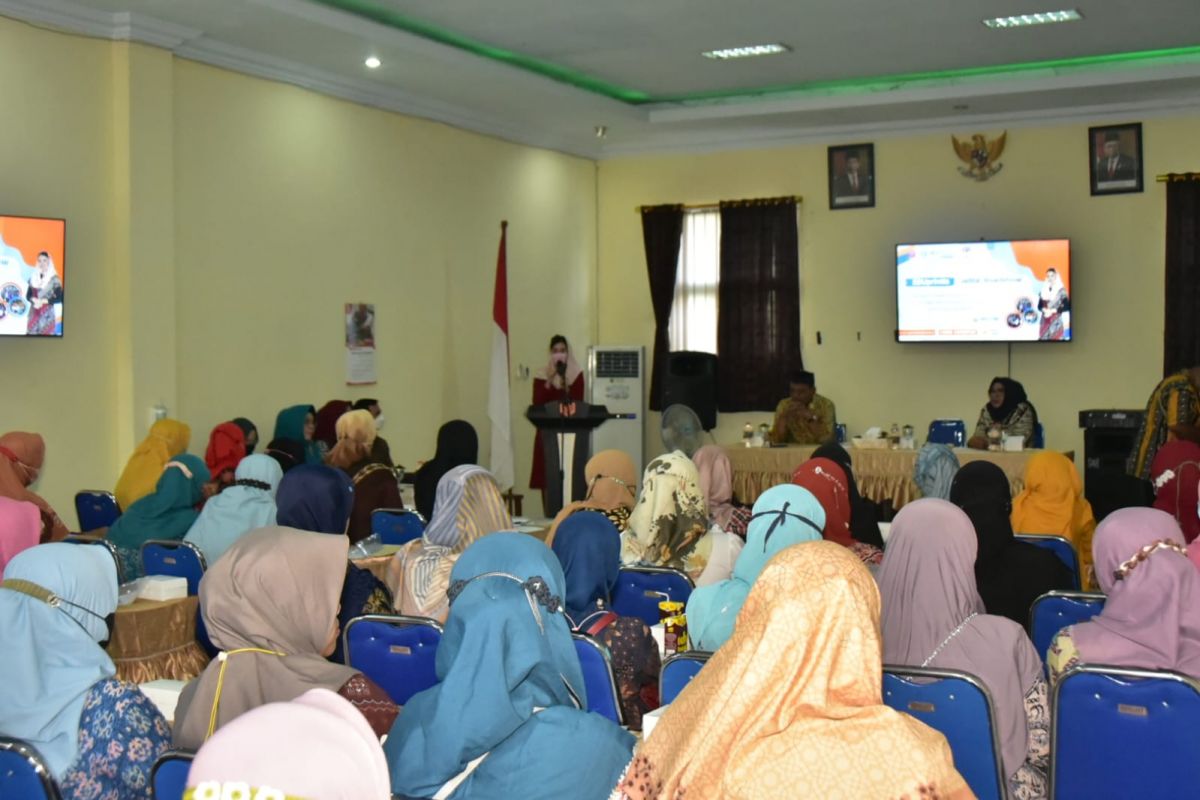 Novita Hardini saat mengisi sebuah pelatihan di Kecamatan Tugu.