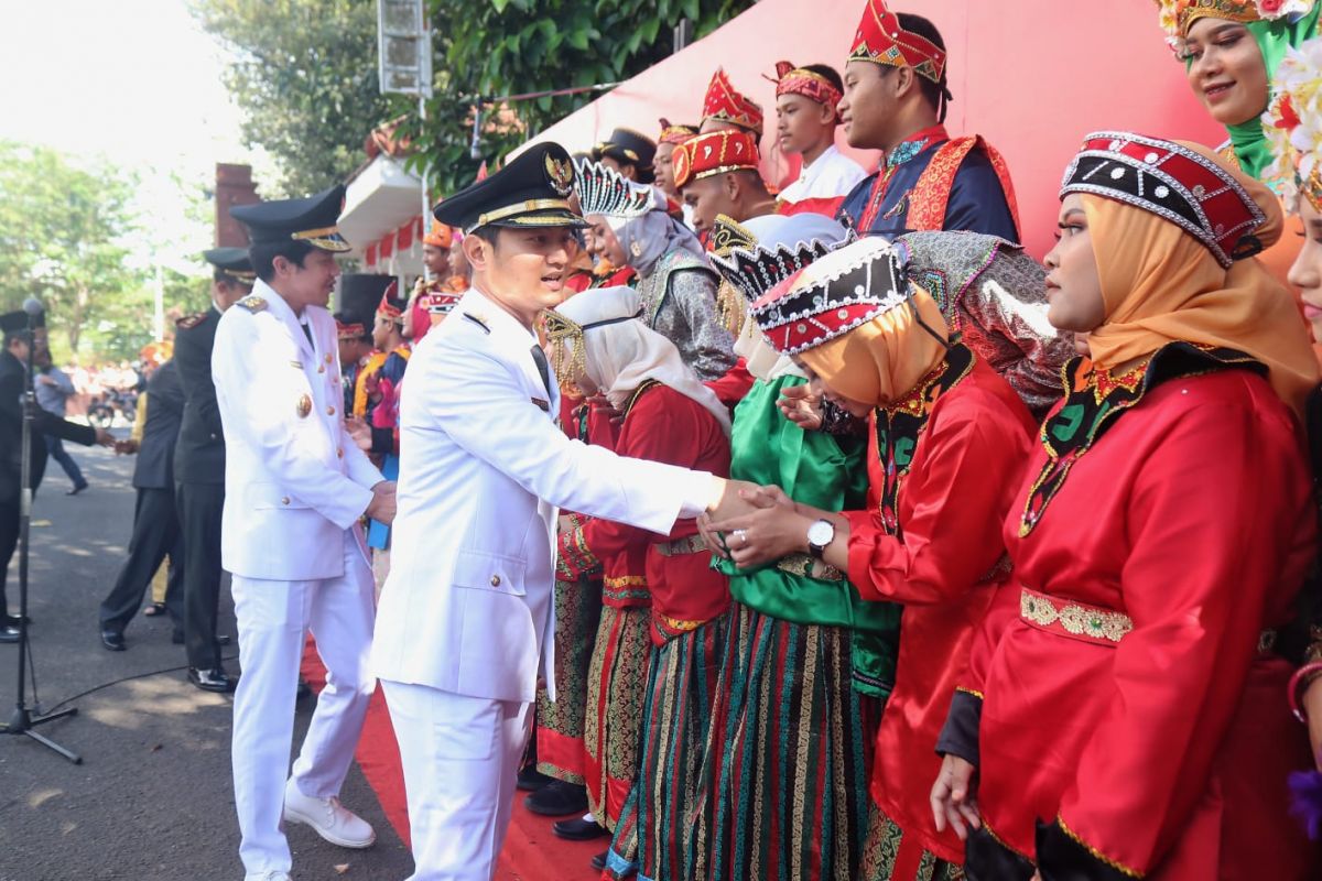 Mas Ipin menyalami peserta upacara peringatan Kemerdekaan RI yang ke 77 tahun.