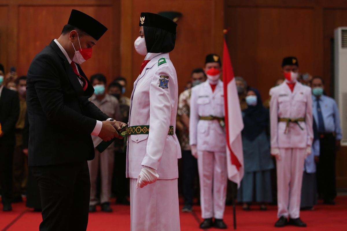 Wali Kota Eri Cahyadi saat mengukuhkan Parkibraka Surabaya