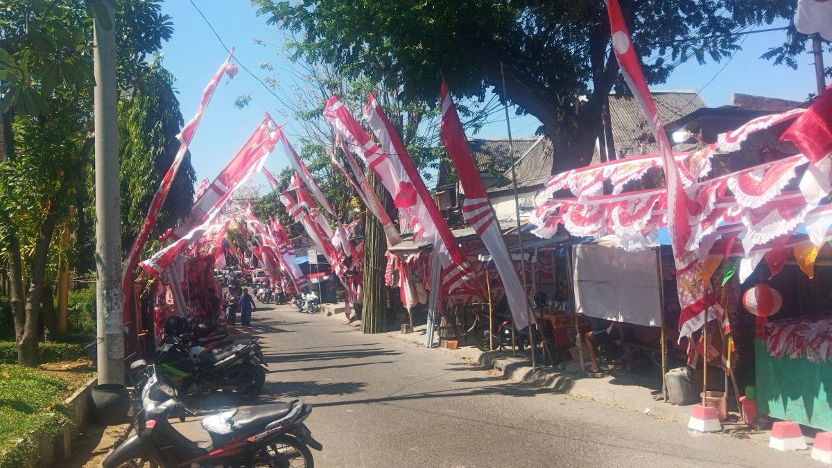 Pedagang perlengkapan dan bendera merah putih di Jalan Darmo Kali, Surabaya.
