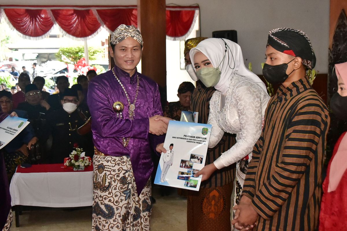 Bupati Trenggalek, Mochamad Nur Arifin (Mas Ipin) memberikan KTP ke warga