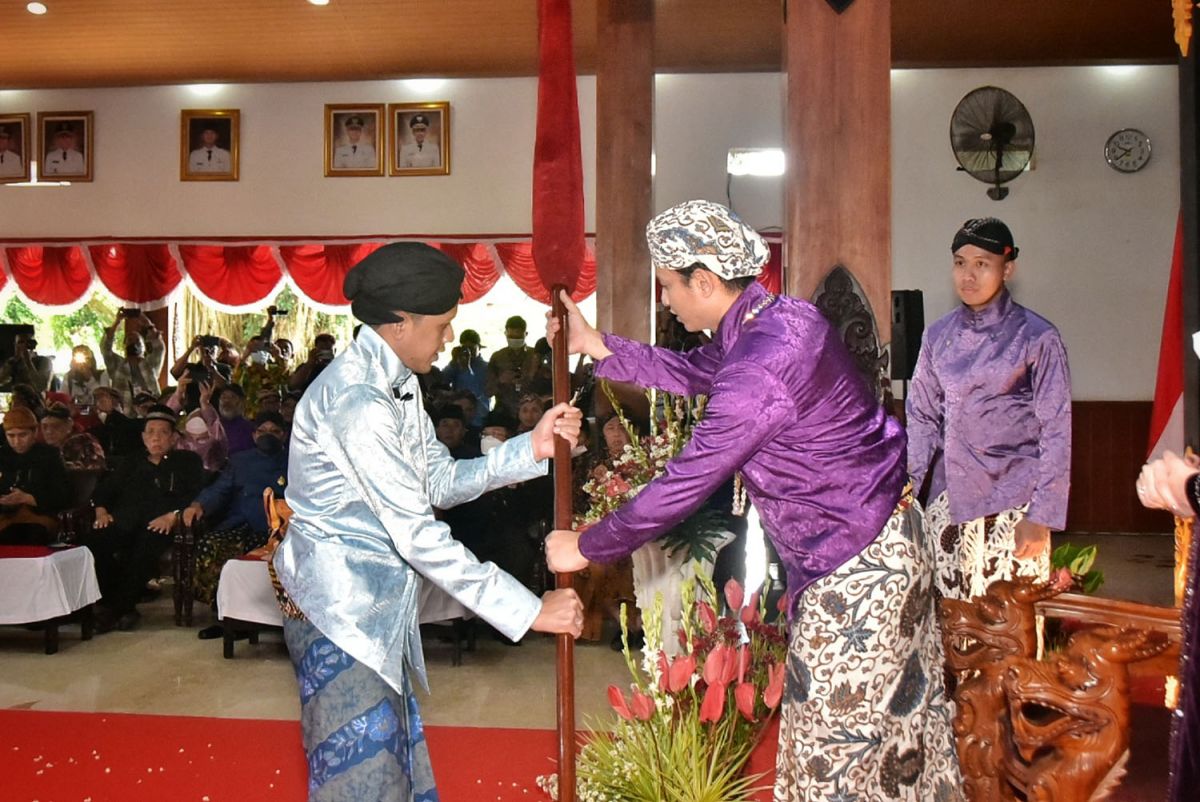 Bupati Trenggalek, Mochamad Nur Arifin (Mas Ipin) menerima pusaka