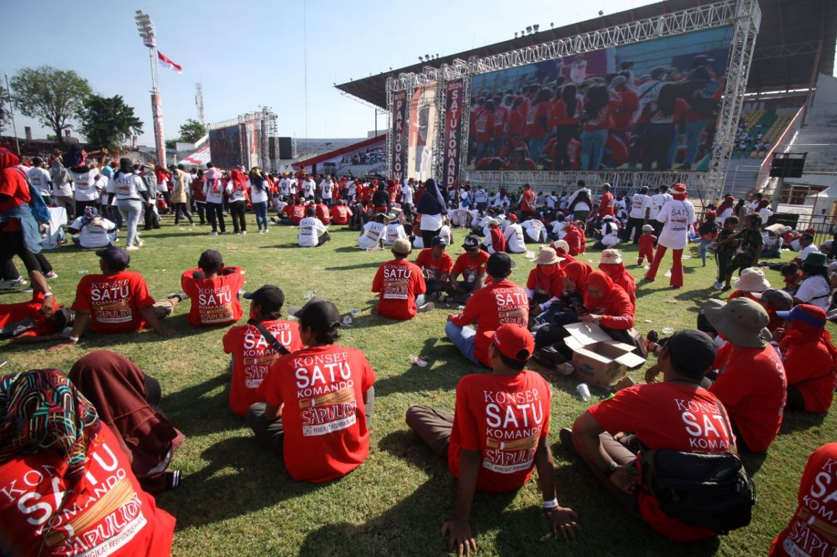 Kemeriahan acara temu relawan Sapu Lidi bersama Presiden Jokowi di Gelora 10 November Surabaya.