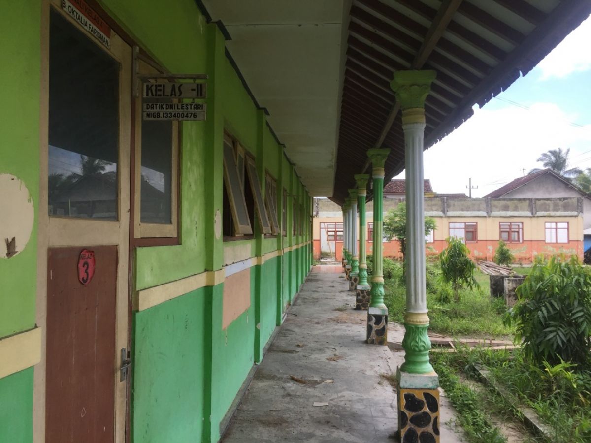 Gedung SDN 6 Cluring tampak menyeramkan karena tidak ada lagi kegiatan belajar mengajar.(Foto: Rony Subhan)
