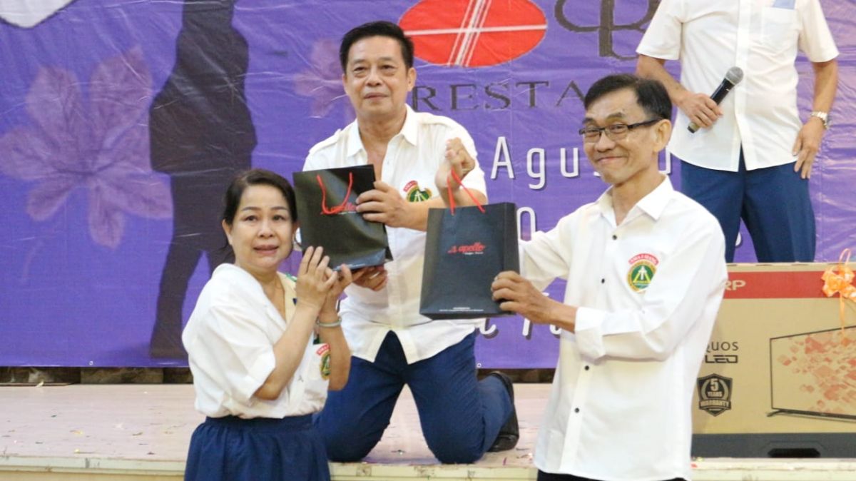 Pembagian undian doorprize di sela-sela acara reuni akbar.