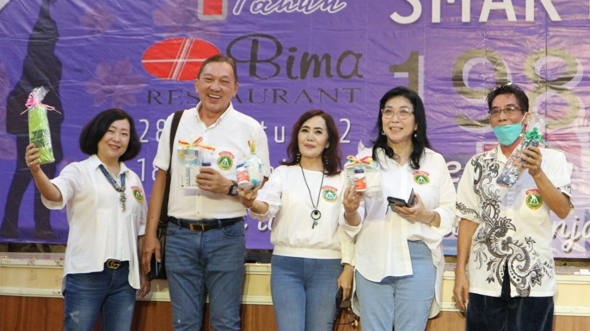 Momen pembagian hadiah saat reuni akbar SMAK Petra 1 Siang.