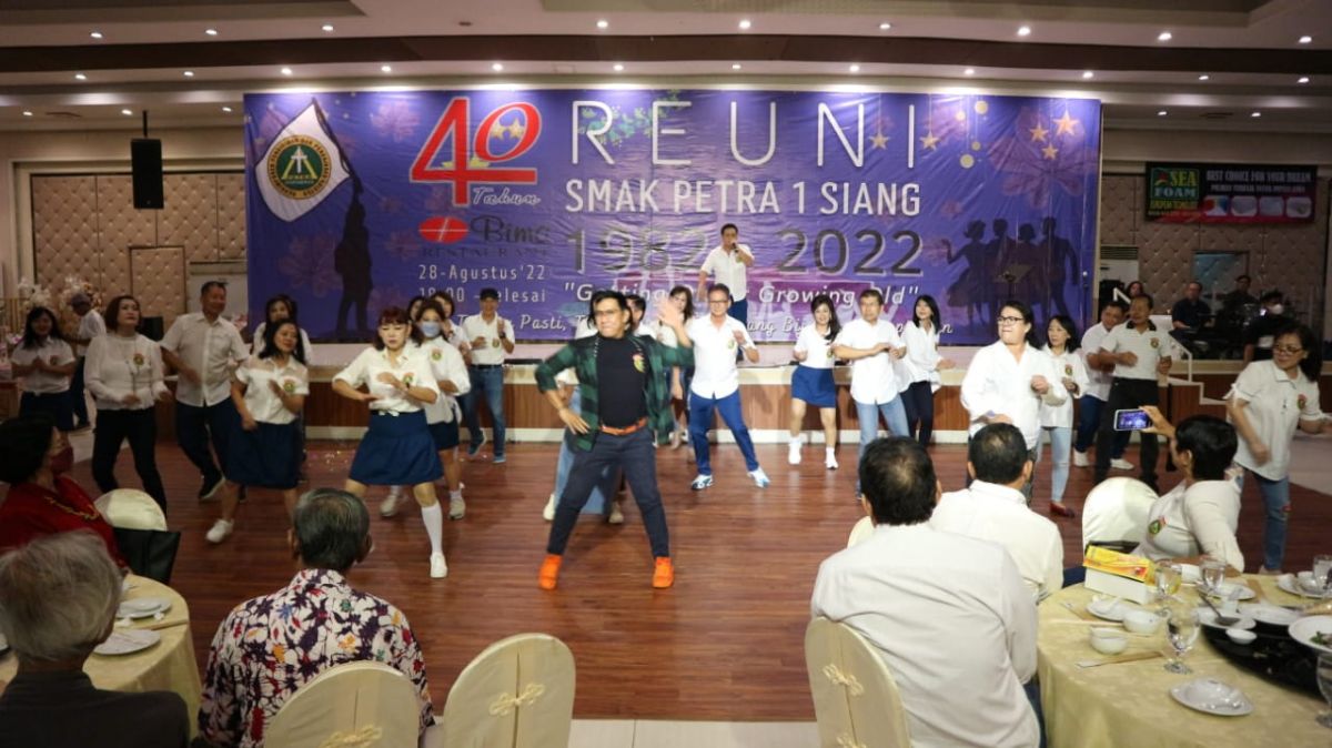 Acara dimeriahkan dance bersama yang dipandu oleh profesional.