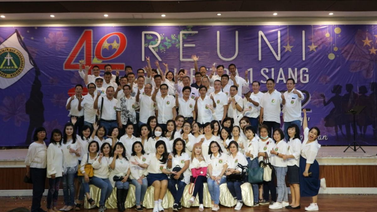 Reuni dimanfaatkan alumni untuk foto bersama teman sekelas semasa SMA.
