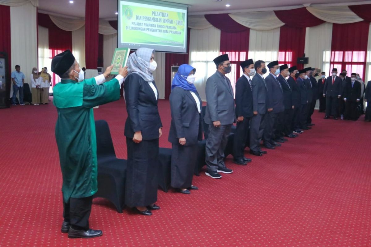 Pengambilan sumpah jabatan bagi pejabat Pemkot Pasuruan yang dimutasi.