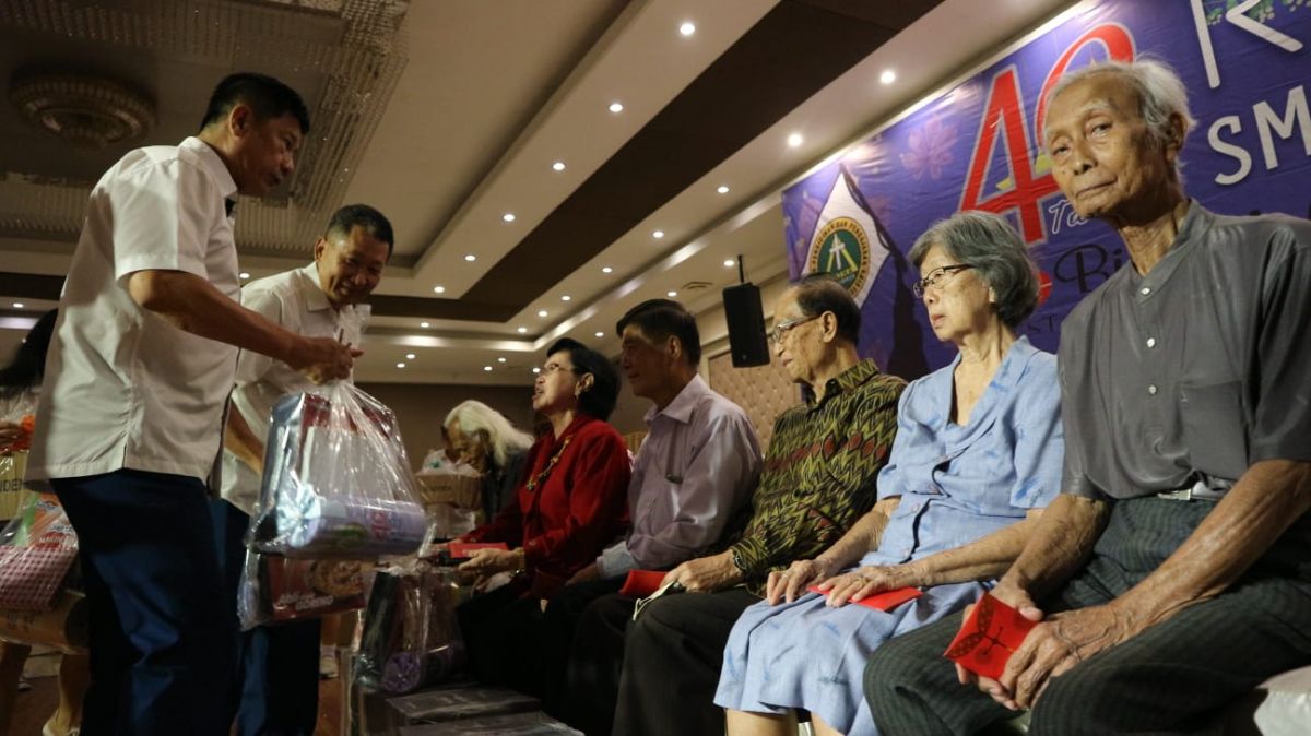Selain banjir hadiah, reuni juga untuk mengapresiasi jasa para guru dengan memberikan tali asih.