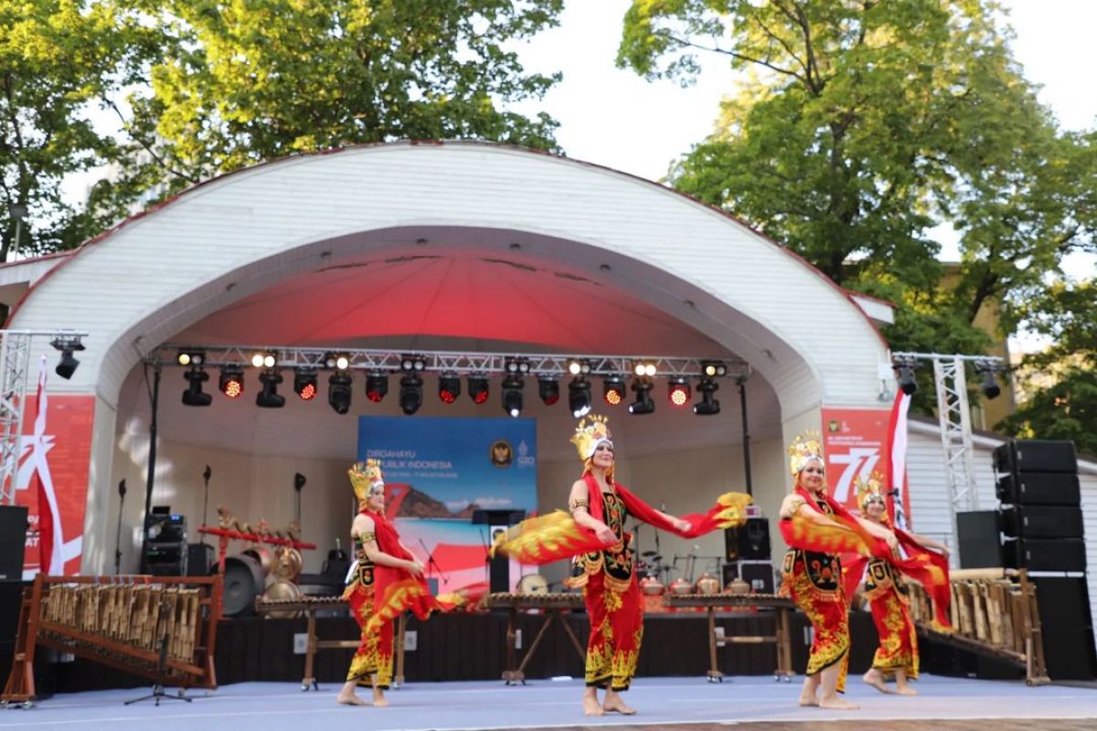 Tari Gandrung memeriahkan perayaan Kemerdekaan RI di Moscow, Rusia.