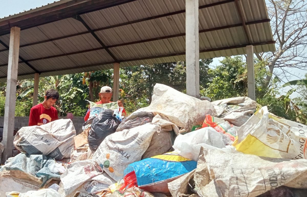Petugas pengolahan sampah di TPS Betas.