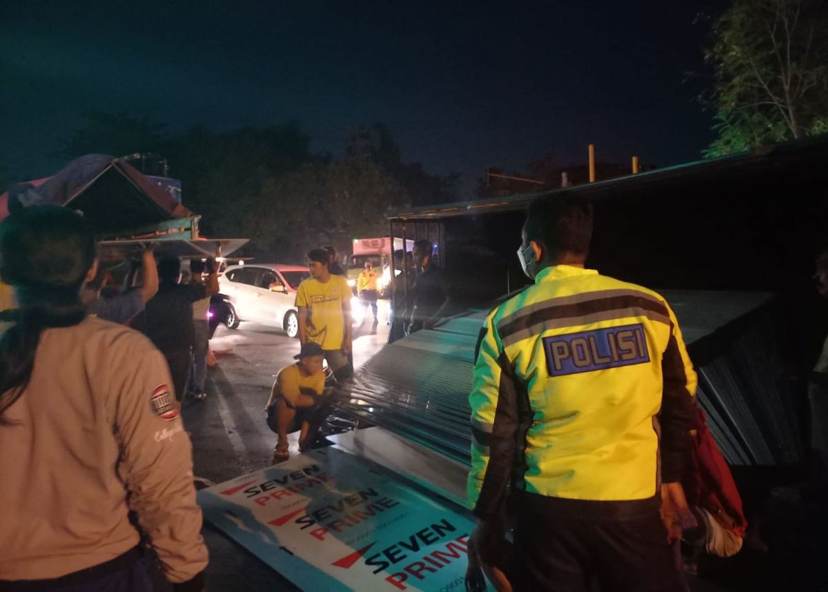 Truk terguling di Jalan Raya Surabaya-Madiun, Jombang