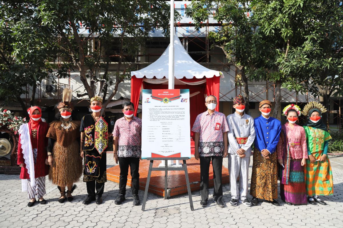 Perwakilan mahasiswa peserta PKKMB Untag Surabaya mengenakan pakaian adat nusantara.