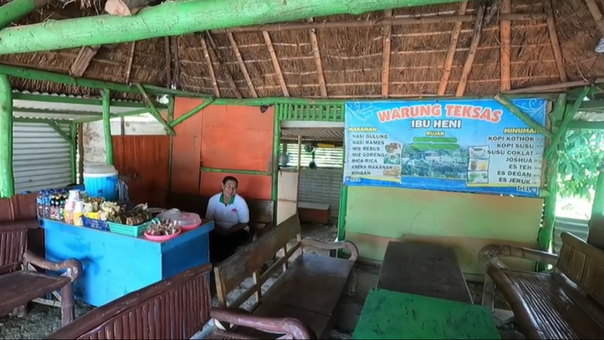 Warung nasi gulung, kuliner khas Kecamatan Kedewan, Bojonegoro.