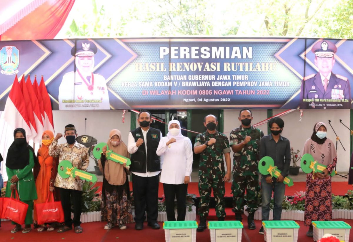 Gubernur Jawa Timur Khofifah Indar Parawansa dan Pangdam V Brawijaya Mayjen TNI Nurchahyanto saat menyerahkan kunci rumah secara simbolis kepada warga di Ngawi yang menjadi sasaran program rutilahu