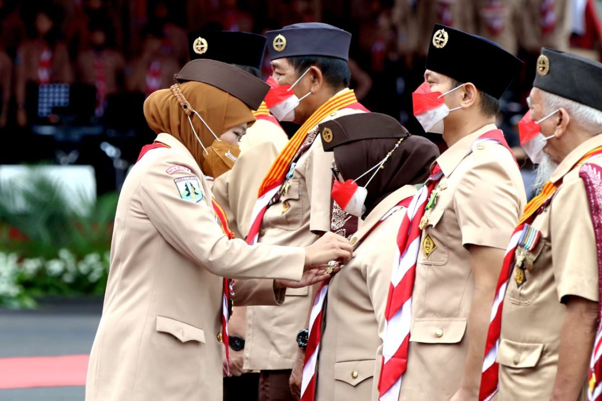 Gubernur Jatim Khofifah Indar Parawansa dalam apel besar Hari Pramuka ke-61