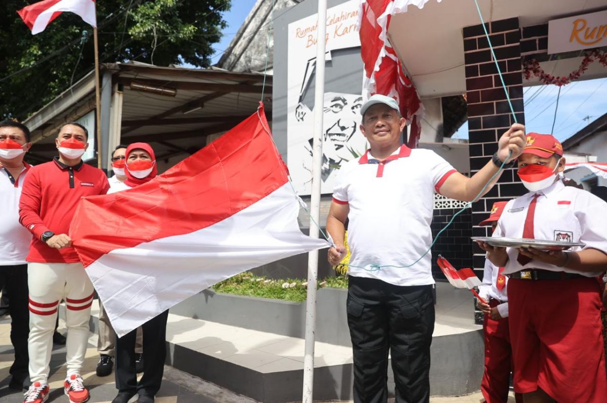 Mendagri Tito Karnavian bersama Gubernur Khofifah dan Wali Kota Eri Cahyadi di Rumah Kelahiran Bung Karno