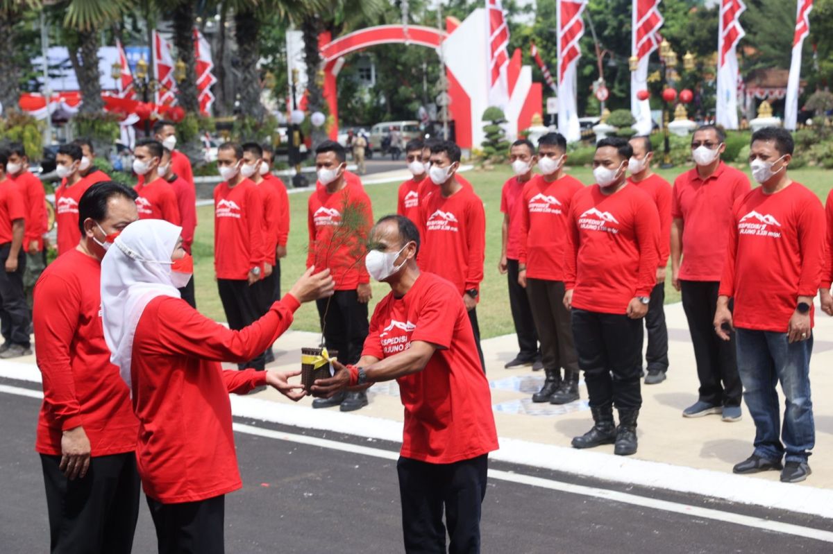 Gubernur Jawa Timur Khofifah Indar Parawansa menyerahkan tanaman untuk ditanam Tim Ekspedisi 77 di Gunung Arjuno