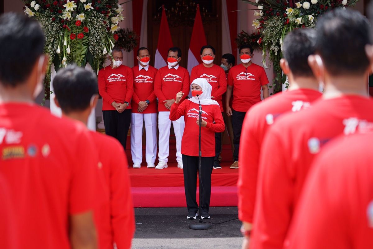 Gubernur Jawa Timur Khofifah Indar Parawansa saat memberangkatkan Tim Ekspedisi 77 Gunung Arjuno
