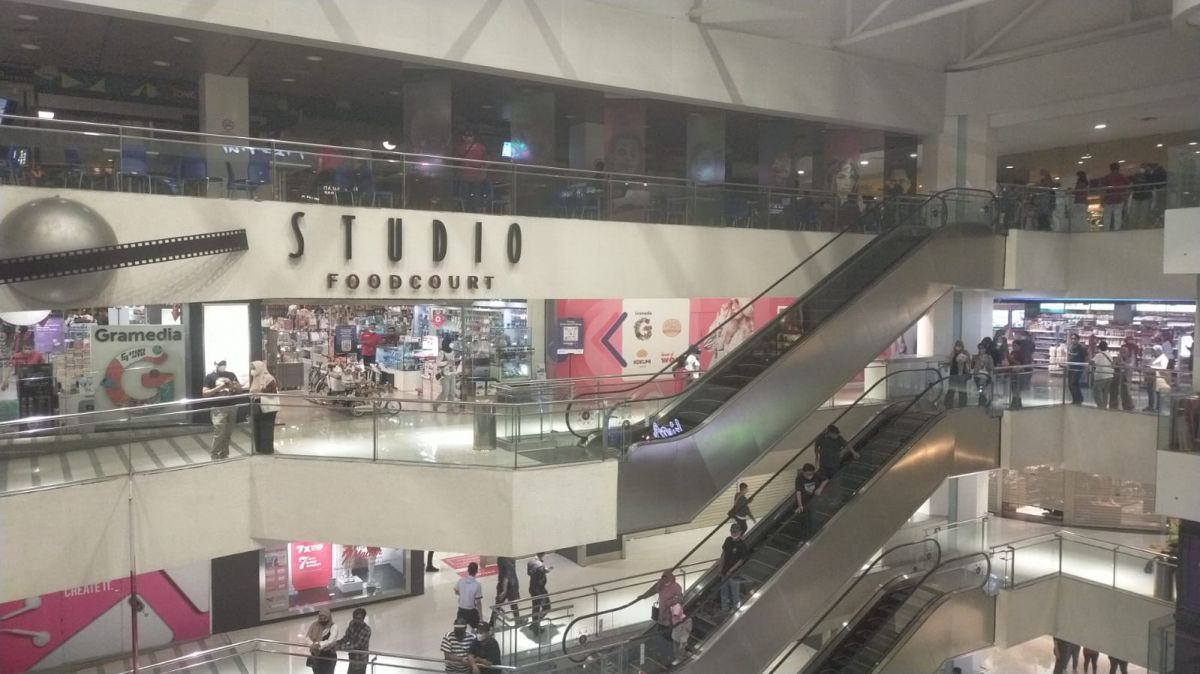 Lampu di Studio Foodcourt lantai 5 TP 1 Surabaya padam