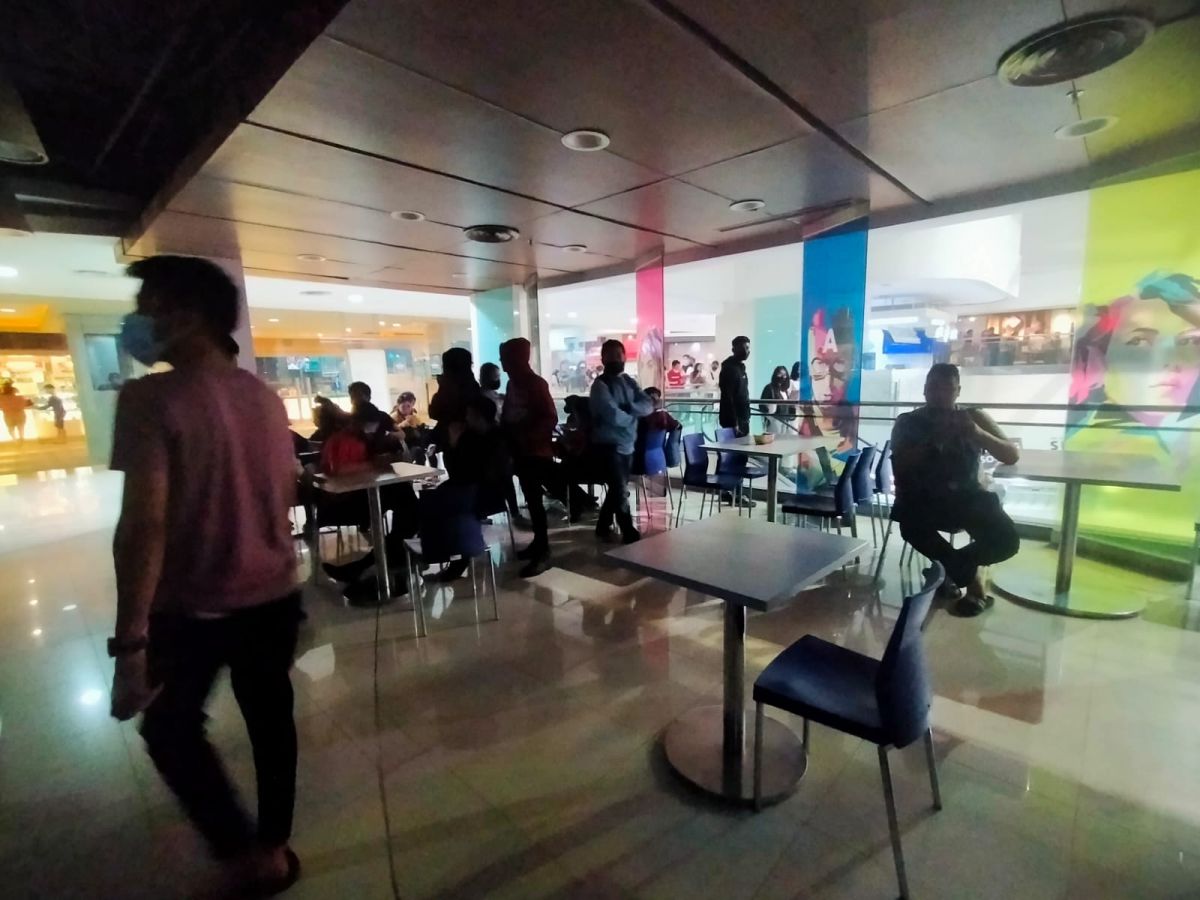 Pegawai foodcourt di lantai 5 TP 1 Surabaya berhenti beraktivitas karena ada kebakaran