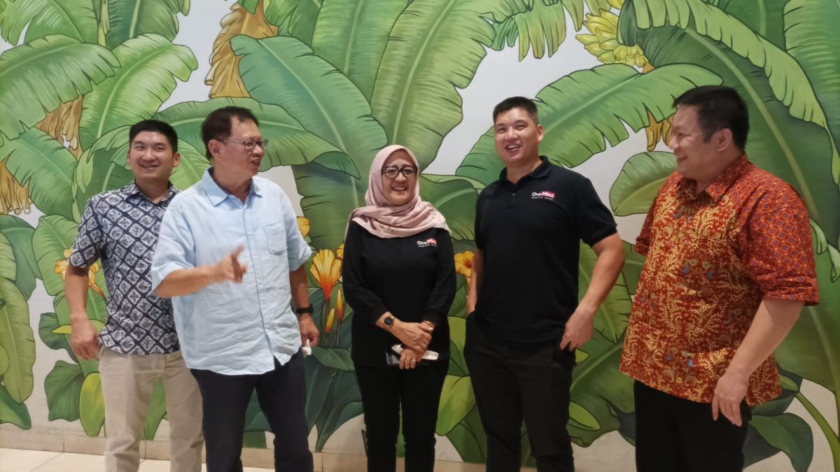 (Kiri ke kanan) Direktur Marketing PT JMI,   Louis Hartanto; Komisaris Utama PT JMI,  Jemmy Hartanto; Direktur Utama PT JMI,  Dra. Herlien Sri Ariani; Direktur Operasional PT JMI, Leonard Hartanto dan Direktur Keuangan PT JMI,  Eka Suwignyoo