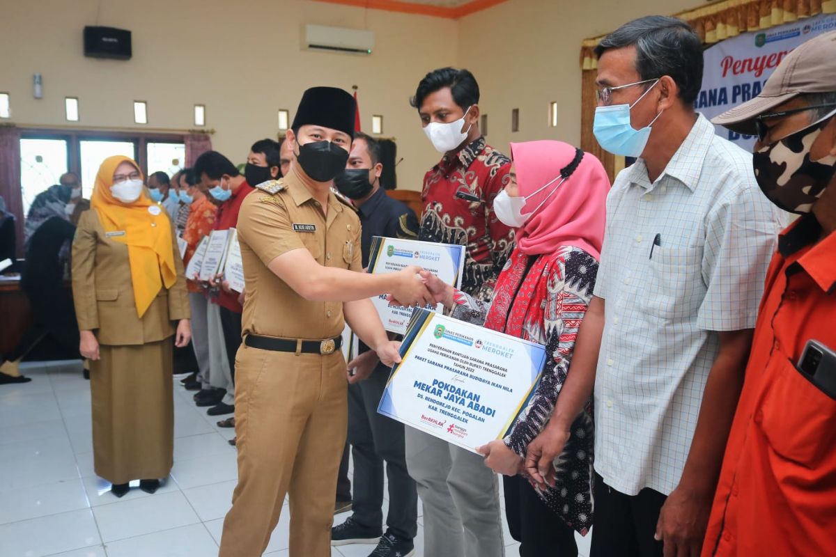 Bupati Trenggalek, Mochamad Nur Arifin (Mas Ipin) saat menyerahkan bantuan kepada nelayan