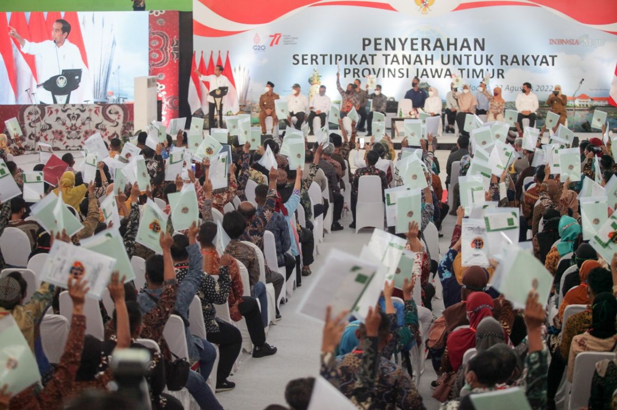 Predisen Jokowi menyerahkan sertipikat tanah untuk warga Jatim