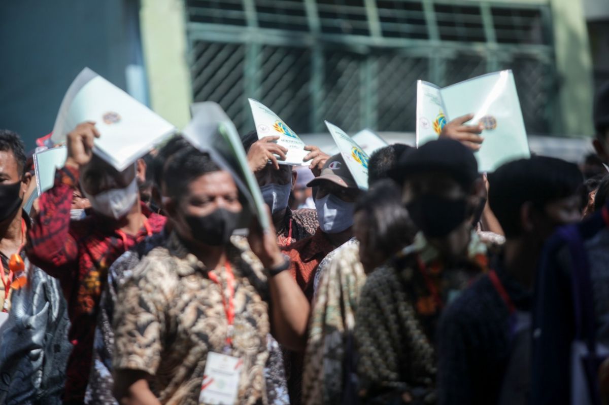 Warga di Jatim yang menerima sertipikat tanah dari Presiden Jokowi