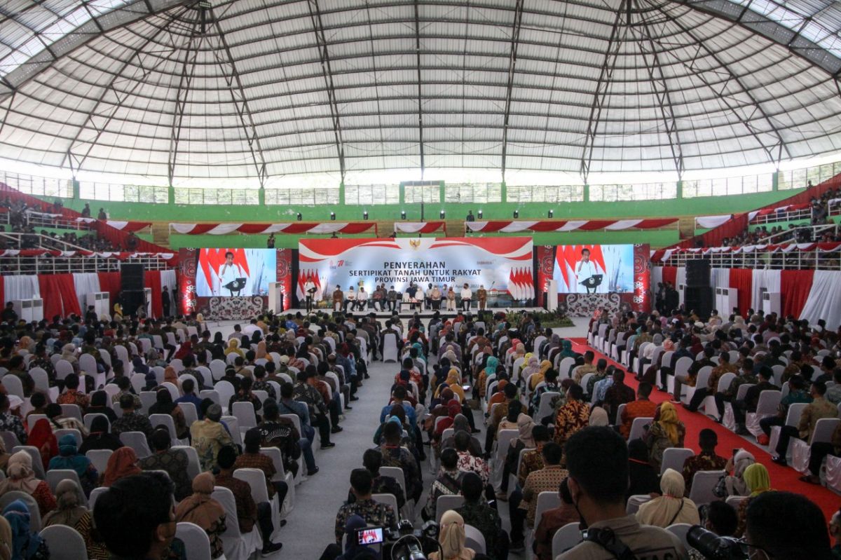 Predisen Jokowi menyerahkan sertipikat tanah untuk warga Jatim
