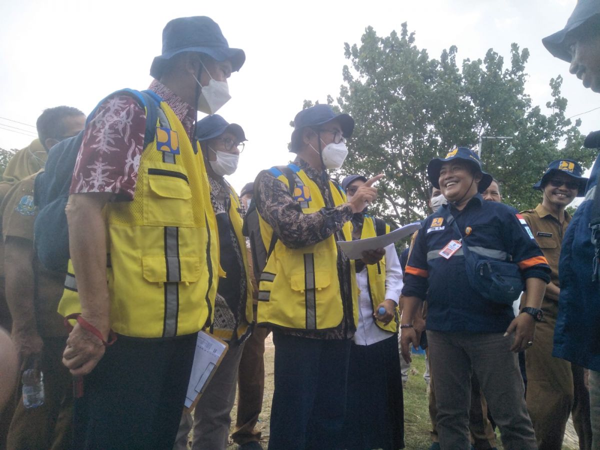 Tim Juri dari Dirjen SDA saat melakukan peninjauan lapangan di irigasi Pacal, Desa Mayangkawis, Kecamatan Balen, Kabupaten Bojonegoro