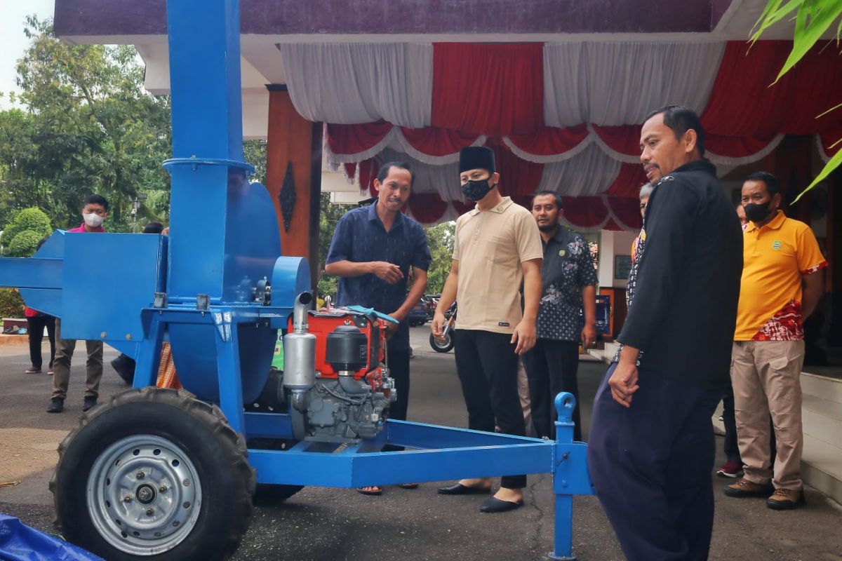 Bupati Trenggalek, Mochamad Nur Arifin (Mas Ipin) saat memberikan bantuan program TEMAN ke pesantren