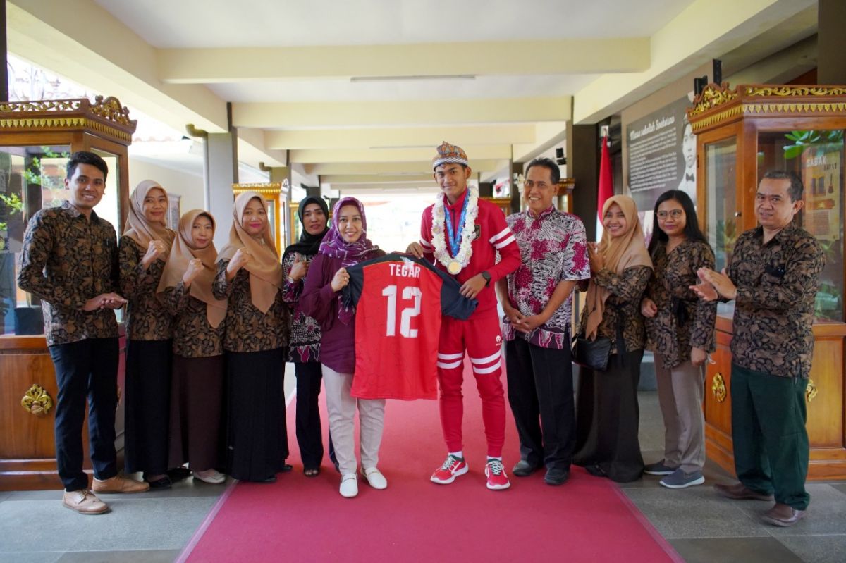 Wali Kota Mojokerto Ika Puspitasari (Ning Ita) bersama Narendra Tegar dan keluarganya serta perwakilan sekolahnya