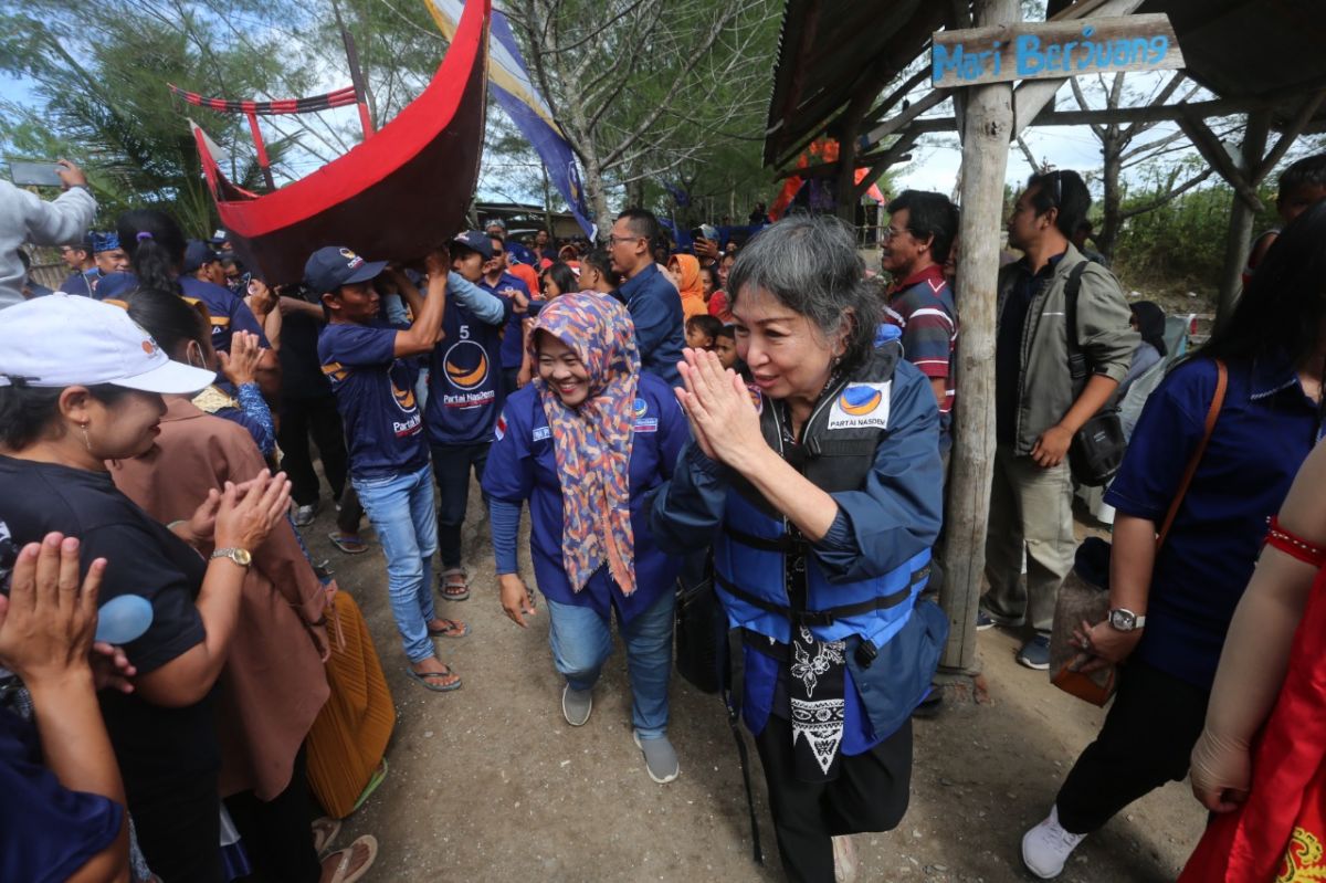 Ketua DPW NasDem Jatim, Sri Sajekti Sudjunadi dalam Kenduri Bahari di Banyuwangi