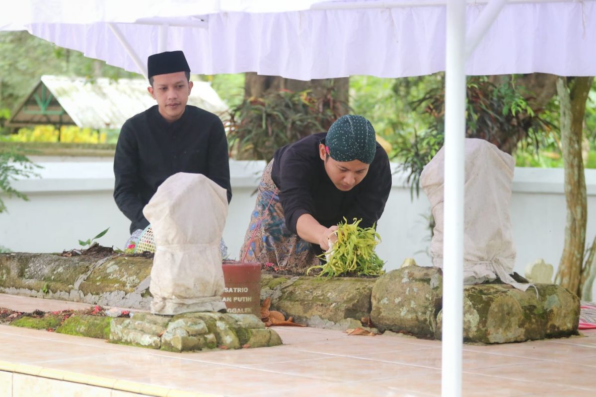 Bupati Trenggalek, Mochamad Nur Arifin (Mas Ipin) saat berziarah ke makam leluhur